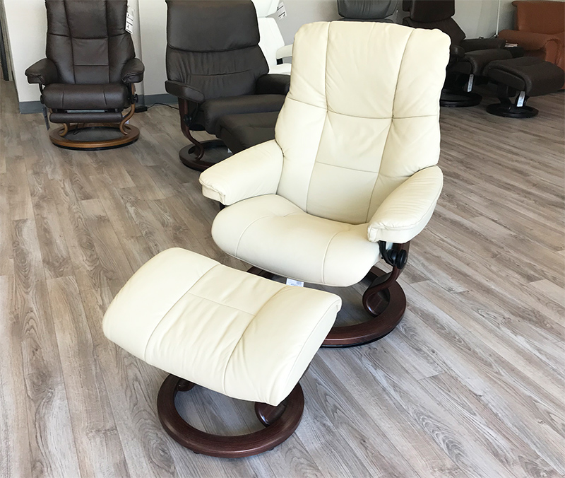 Stressless Chelsea Small Mayfair Paloma Kitt Leather Recliner Chair and Ottoman by Ekornes