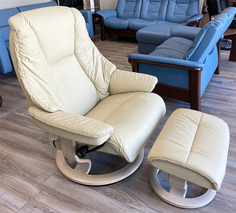 Stressless Live Paloma Kitt Leather with Whitewash Wood Base Recliner and Ottoman